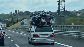 (FOTO) O mașină care a traversat Italia de la sud la nord a devenit virală pe rețelele sociale: „Nimeni n-a oprit-o”