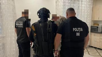 (VIDEO) Trei ucraineni refugiați în R.Moldova, reținuți pentru escrocherii cu mașini de teren, drone și alte bunuri fictive