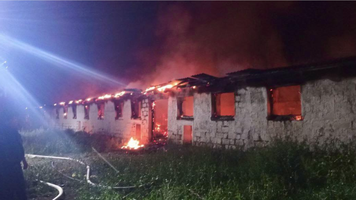 (FOTO) Incendiu devastator în plină noapte la Sîngureni, Rîșcani: 300 de animale au fost salvate de pompieri