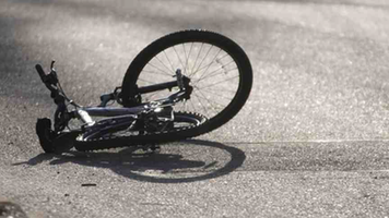 (FOTO) Impact violent la Chetrosu. Un biciclist a fost dus inconștient la spital