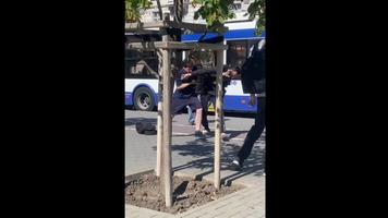 NO COMMENT(VIDEO) „Ring de box” în centrul Chișinăului. Taxator luat la pumni de un pasager care nu ar fi vrut să achite pentru călătoria cu troleibuzul