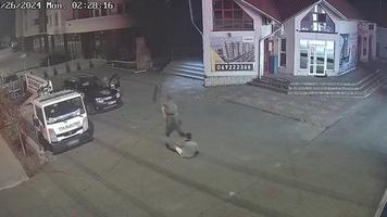 (VIDEO) Angajați „Bercut”, trimiși pe banca acuzaților, după ce au torturat un tânăr la o stație PECO din Ialoveni. Învinuiții pledează nevinovați