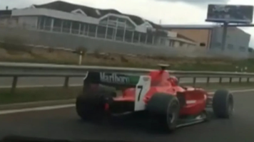 „Șoferul fantomă” al unei mașini tip Formula 1, identificat în sfârșit de polițiștii cehi: bolidul alerga pe autostrăzi din 2019