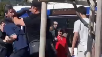Bătaia din stația de troleibuz: Bărbatul care a lovit un taxator și un dispecer, escortat la poliție