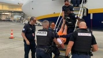 Un zbor Ryanair către Spania a fost redirecționat după ce un bărbat beat a încercat să deschidă ușile. Ce s-a întâmplat