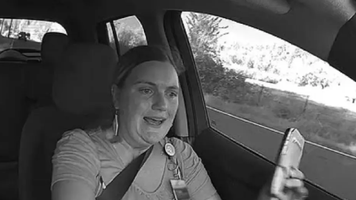 (VIDEO) O șoferiță a făcut accident în timp ce scria mesaje pe telefon, în SUA