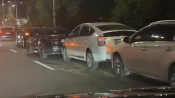 (VIDEO) Ghinion cu noaptea în cap. Cinci mașini s-au ciocnit în lanț, în sectorul Rîșcani