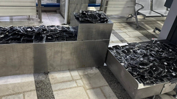 (FOTO) 50 kg de tutun de narghilea, tăinuite într-un mijloc de transport, depistate la vama Leușeni