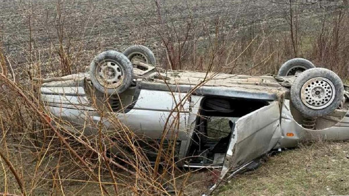 (VIDEO) Grav accident, la Taraclia. Cadavrul unui tânăr, descarcerat dintr-un automobil răsturnat