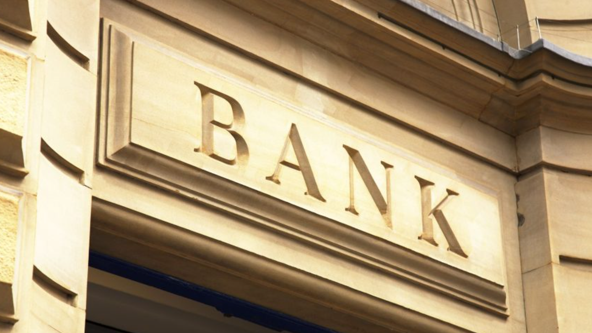 Moldovenii scot banii din bănci. Retragerile au depășit depunerile cu 4,6 miliarde lei