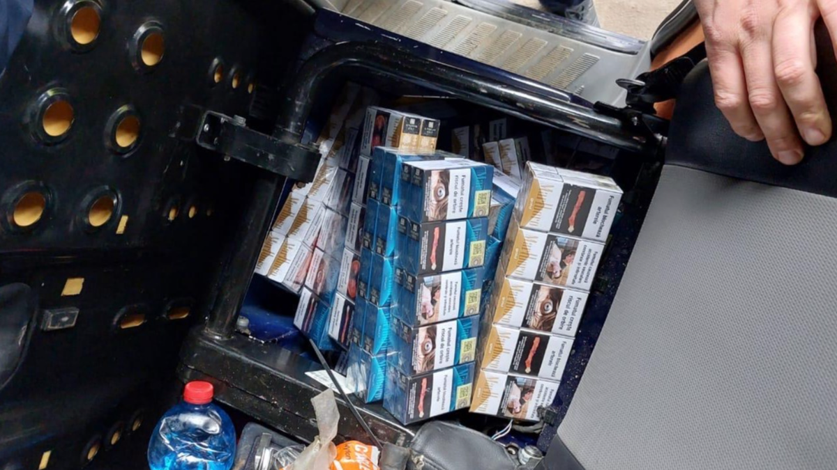 (FOTO) Două tentative de contrabandă cu țigări, dejucate de patrupedele Serviciului Vamal