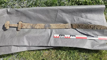 Un elev de șase ani a găsit o sabie vikingă pe un câmp din Norvegia și a fost lăudat de arheologi