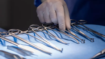 O femeie a trăit șapte luni cu o foarfecă de 15 centimetri uitată în abdomen după o operație în Italia