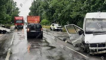 (FOTO // VIDEO) Un microbuz s-a ciocnit cu un automobil, la Edineț