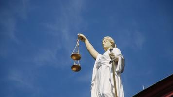 În ce condiții judecătorii trebuie să desemneze avocați din oficiu în cauzele contravenționale în care legea prevede și sancțiunea arestului contravențional