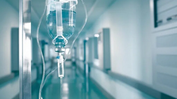 Un șofer nu a observat o femeie și a lovit-o în timp ce dădea cu spatele: Victima a fost dusă la spital