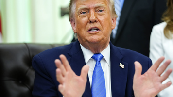 Trump anunță pe Truth Social că va lovi „foarte puternic în această seară” obiectivele militare ale Iranului