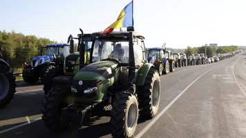 Fermierii din Fălești, Cahul și Rezina protestează cu tehnică agricolă pe trasee