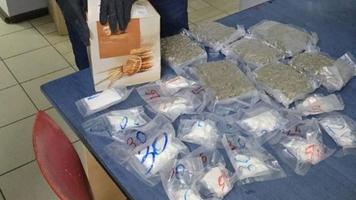 (VIDEO) Droguri ascunse în colete cu paste și paneton din Spania. Doi tineri, reținuți