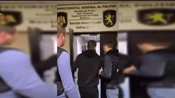 (VIDEO) Doi tineri, reținuți după mai multe jafuri în Chișinău