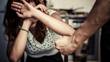 Procuratura Generală vrea procurori specializați și lege mai dură pentru tăcerea în cazurile de violență în familie