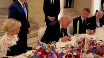Donald Trump a semnat protocolul de înţelegere cu Iranul în timpul cinei oferite de familia Macron la Versailles. Casa Albă a dat publicităţii imaginile