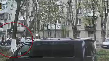 (VIDEO) Tânăr bătut și jefuit ziua în amiaza mare de doi indivizi în amiaza în Chișinău
