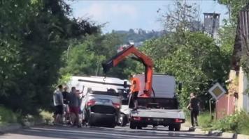 (VIDEO) Un șofer a ajuns la spital, după ce s-a răsturnat cu mașina, la Codru