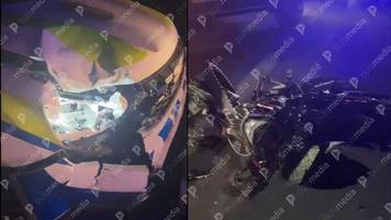(VIDEO) Doi tineri s-au bușit cu motocicleta într-o mașină a poliției, la Sîngerei. Sunt victime