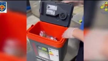 (VIDEO) Zeci de mii de euro, găsiți de vameși într-o ladă frigorifică, la Leușeni
