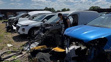 Vehicule dezmembrate și cu termenul de aflare în țară depășit, descoperite în cadrul unui control vamal