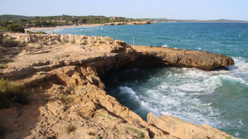 Trei adolescenţi de 12 şi 13 ani morţi, în Spania, după ce au sărit în mare de pe stânci la Tarragona.