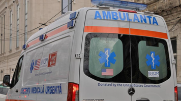 Copil de 6 ani, la un pas de a se îneca într-un bazin improvizat. Mama, ghidată telefonic de medici să acorde ajutor