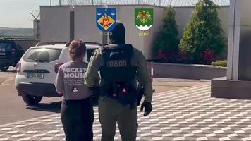 (VIDEO) Exploatarea a șapte tinere sub pretextul angajării: suspectă extrădată din Grecia în Republica Moldova