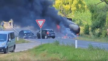 (VIDEO) Carambol la Sîngerei. Două mașini grav avariate și o autocisternă cuprinsă de flăcări