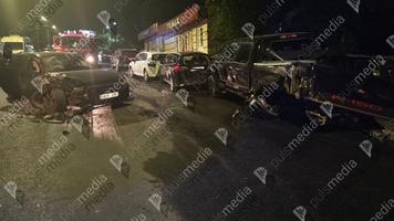 (FOTO // SURSE) Un ucrainean băut la volan a făcut prăpăd pe o stradă din Chișinău și a dat bir cu fugiții