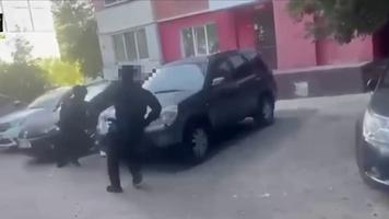 (VIDEO) Traficant de droguri, pus la pământ de mascați în Chișinău
