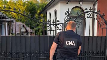 CNA la poarta casei unui avocat. Încătușat pentru escrocherie și trafic de influență