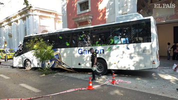 Spania: Peste 40 de răniți după ce un autocar s-a izbit de fațada unei clădiri în Lleida