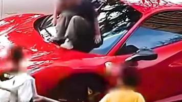 Mai mulți copii filmați când vandalizau un Ferrari, „din joacă”.