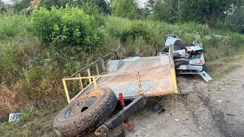 (FOTO) Mașină făcută zob de un tractor, la Orhei. O persoană a murit, altele trei rănite