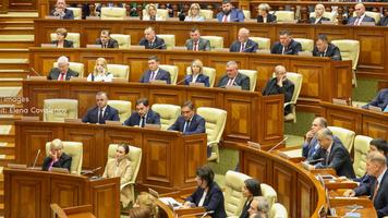 Opoziția cere organizarea alegerilor parlamentare anticipate în urma demisiei premierului Alexandru Munteanu, invocând pierderea legitimității actualei guvernări și necesitatea unei schimbări politice. De cealaltă parte, liderul PAS și președintele Parlamentului, Igor Grosu, a declarat că prioritatea rămâne asigurarea continuității guvernării și a reformelor, inclusiv a parcursului european al Republicii Moldova, urmând ca PAS să discute în perioada următoare pașii pentru formarea unui nou executiv, transmite IPN.