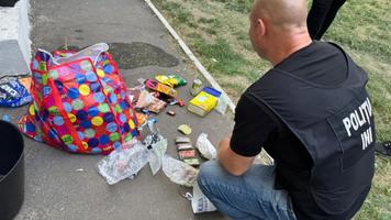 (VIDEO) O nouă captură de droguri: cocaină și hașiș ascunse în conserve, descoperite într-un colet din Spania