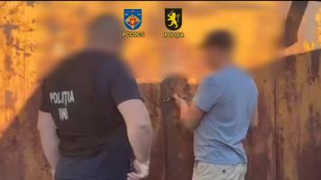 (VIDEO) Linie clandestină de producere și îmbuteliere a băuturilor alcoolice, destructurată de oamenii legii