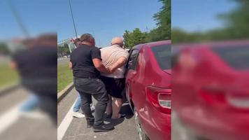 (VIDEO) Chișinăuian încătușat pentru că și-ar fi atacat și jefuit propria soră