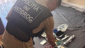 (VIDEO) Doi bărbați, arestați pentru trafic de droguri. PVP în valoare de zeci de mii de lei, scos din circuit