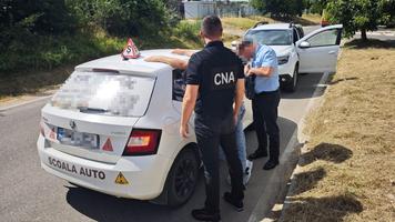 Un instructor auto din Orhei, cercetat de CNA și procurori într-un dosar de trafic de influență