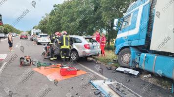 (FOTO) Tragedie la Sîngerei. Un șofer a murit, după ce s-a bușit cu mașina într-un camion