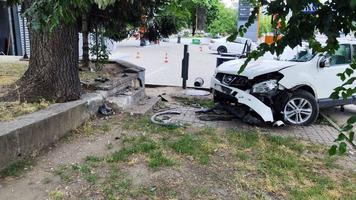 (VIDEO) Moartea l-a găsit la volan, iar mașina a ajuns într-un copac pe strada Ismail