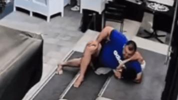(VIDEO) Tânăr de 19 ani, bătut cu pumnii și picioarele pe terasa unui local din Rîșcani. Un suspect, în arest la domiciliu